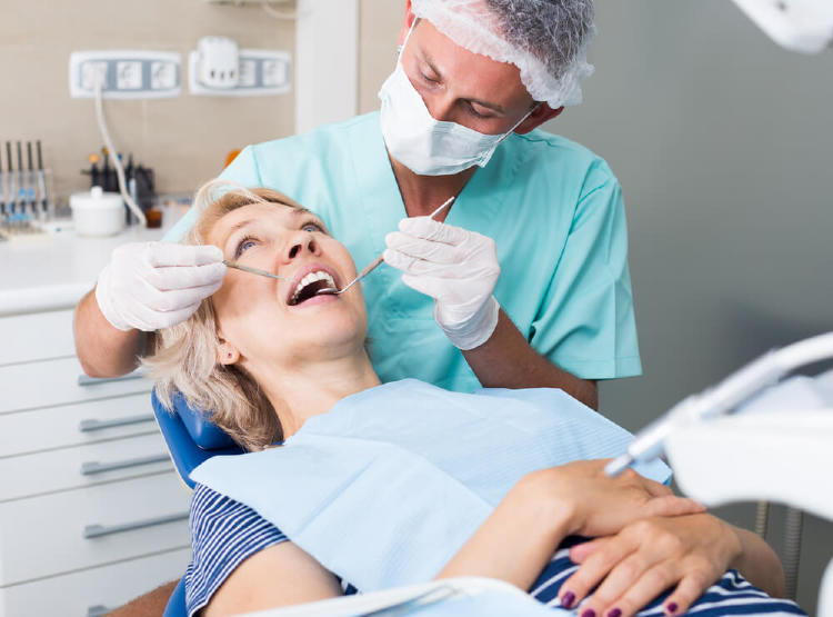 dentista haciendo un curetaje