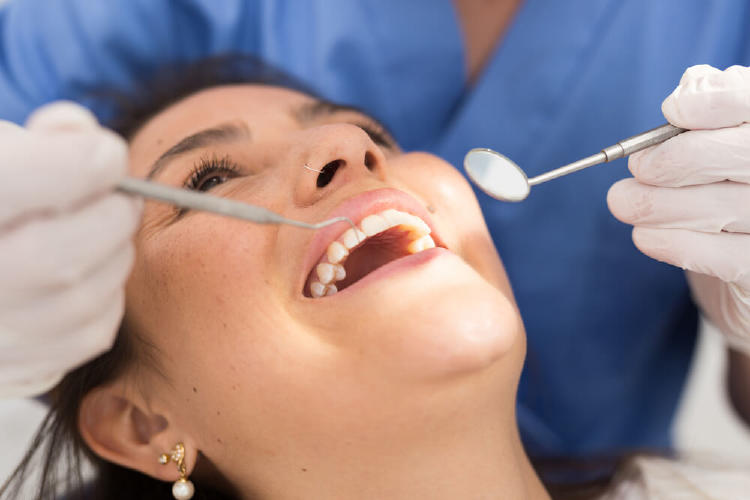 dentista empleando la cureta