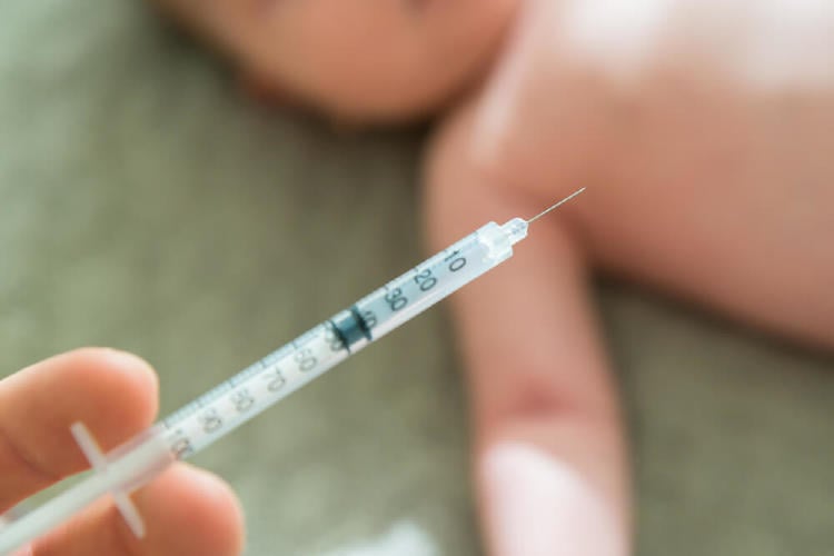bebé de 2 meses siendo vacunado