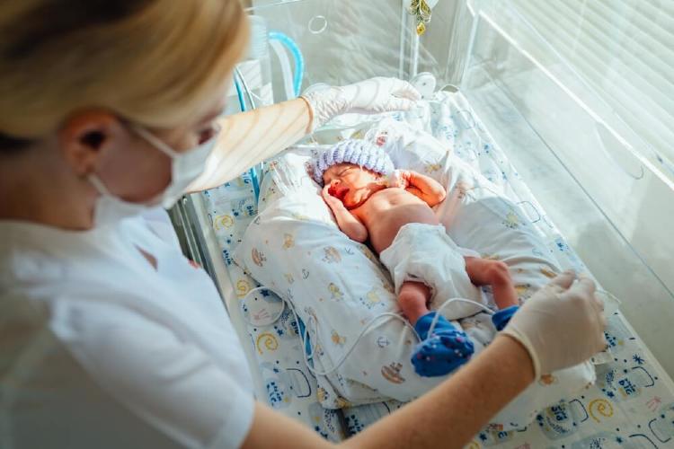 bebé prematuro con el pediatra