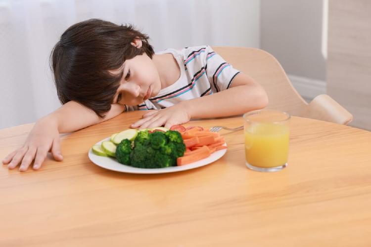 niño de 6 a 9 años que no quiere comer