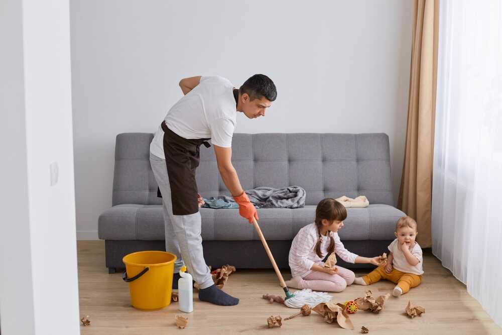 padre haciendo tareas del hogar