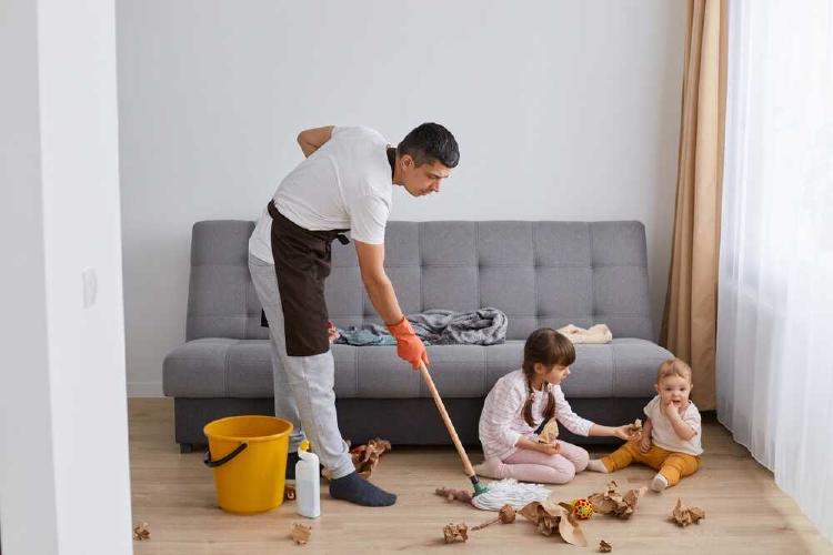 padre haciendo tareas del hogar