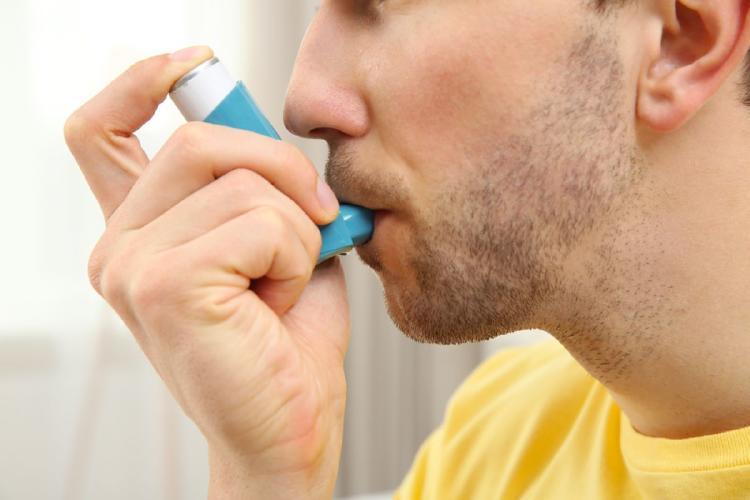 persona usando el inhalador persona usando el inhalador