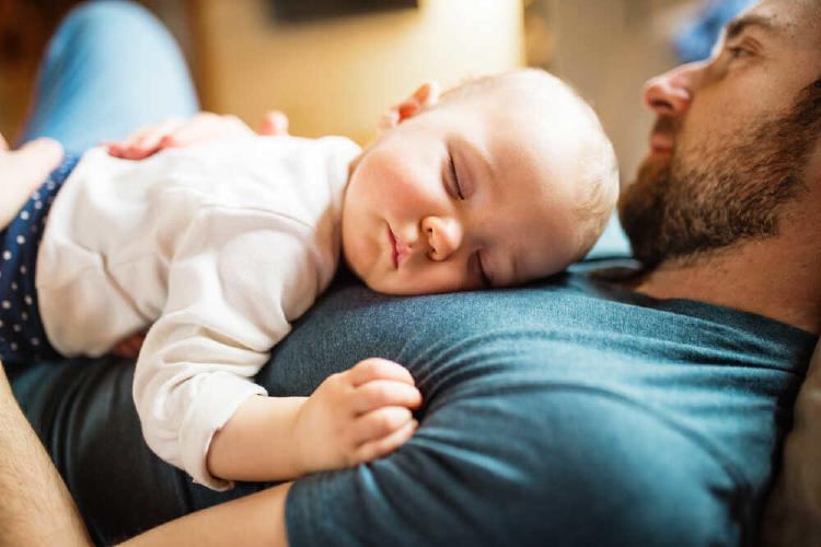 padre sin dormir cuidando de su bebé