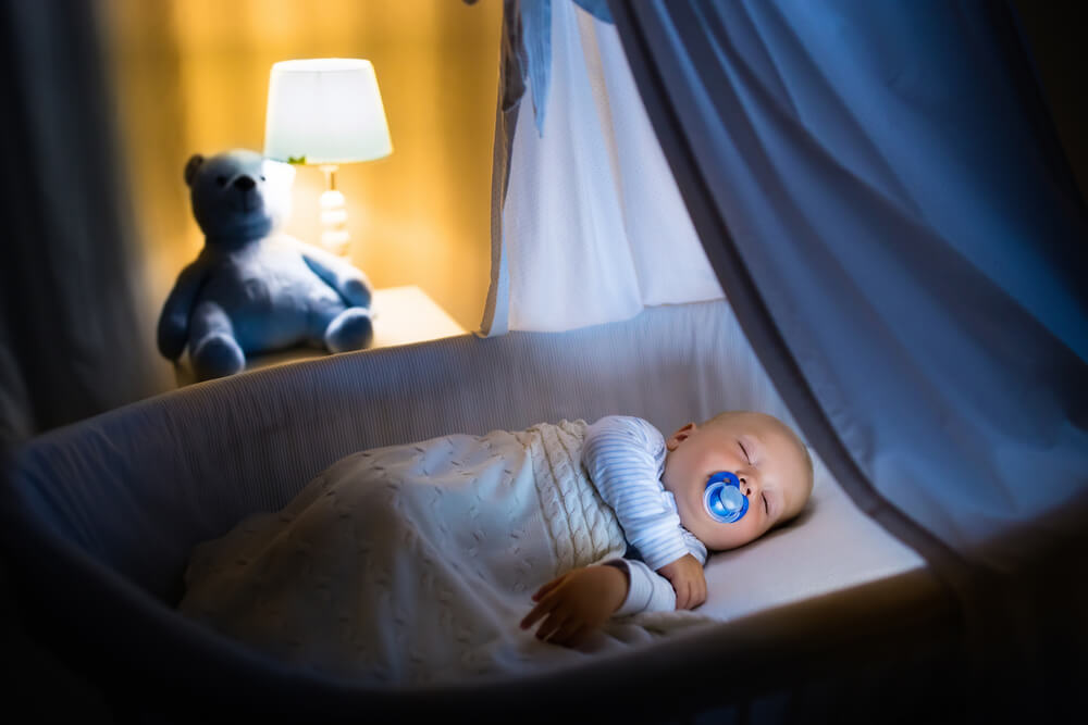 bebé durmiendo con un chupete por la noche