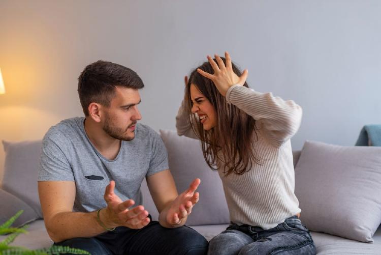 pareja discutiendo