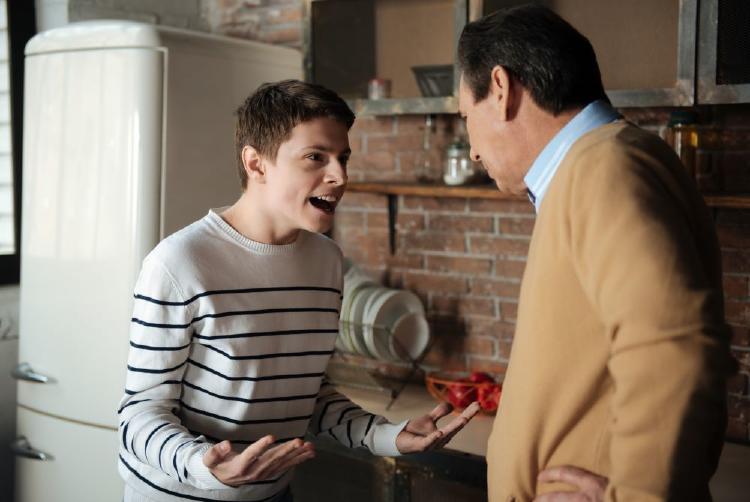 adolescente desafiando a su padre