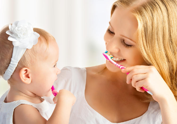 cepillado dientes bebe