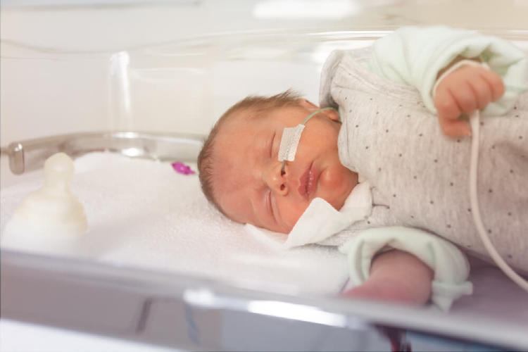 bebé prematuro alimentándose bebé prematuro alimentándose