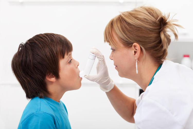 medico inhalador niño