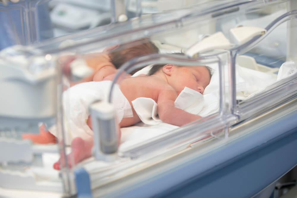 bebé prematuro en incuvadora