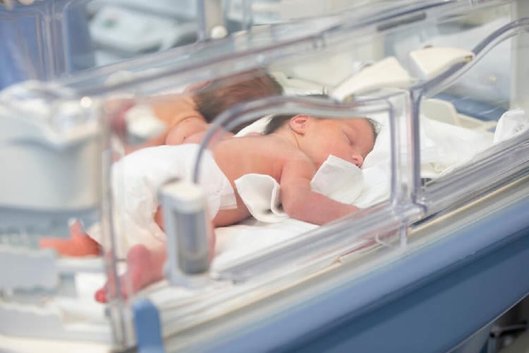 bebé prematuro en incuvadora bebé prematuro en incuvadora
