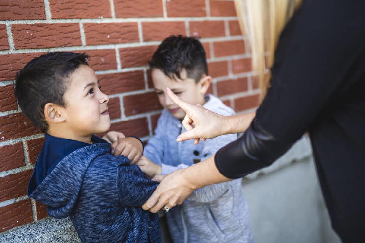 profesora educando a niños contra el acoso escolar