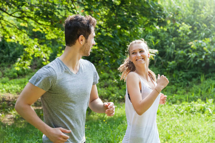 pareja de runners sonrientes