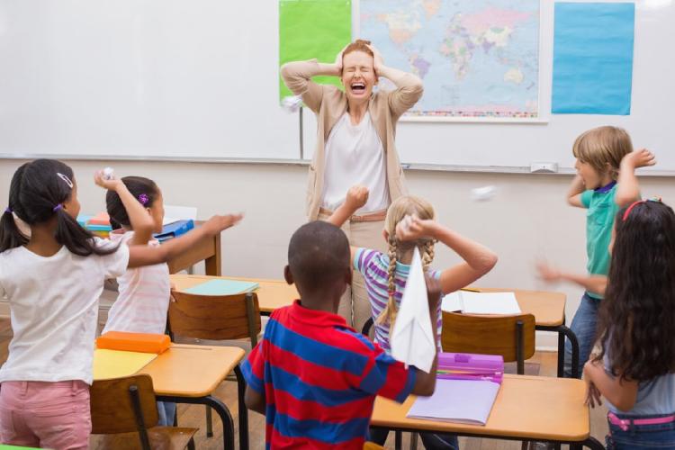 niños portándose mal en el colegio