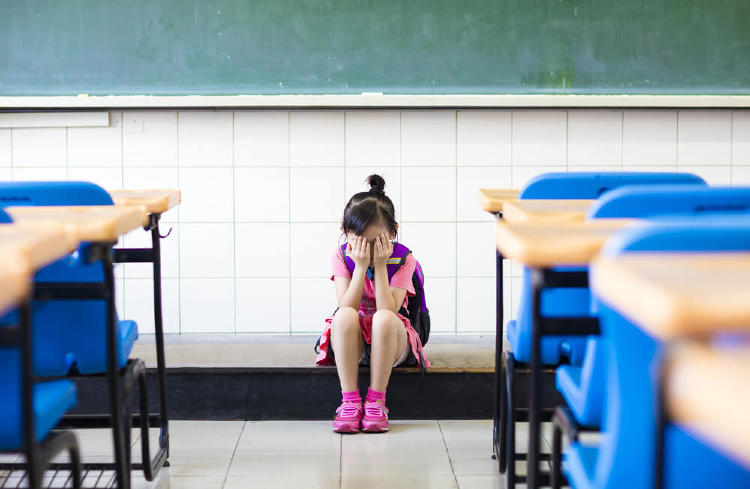 niña con miedo en entorno escolar