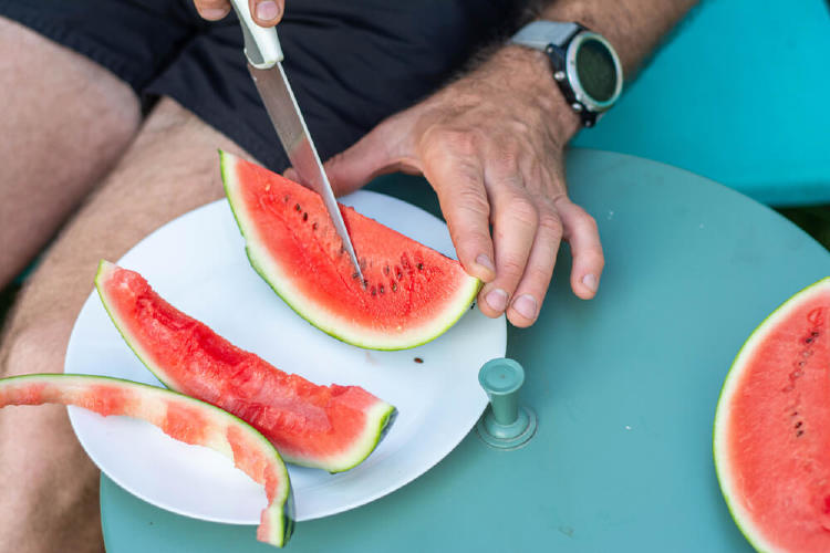 chico comiendo frutas de verano