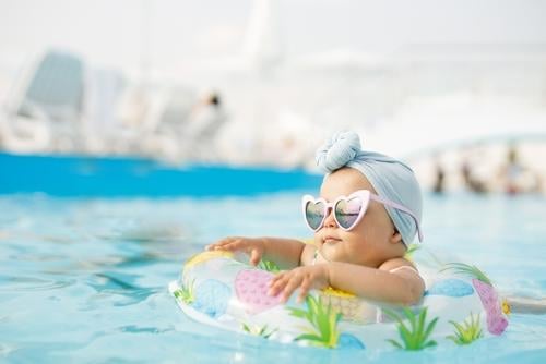 bebé en piscina