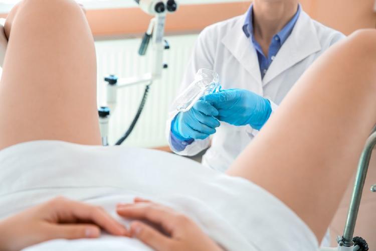 mujer en una prueba ginecológica