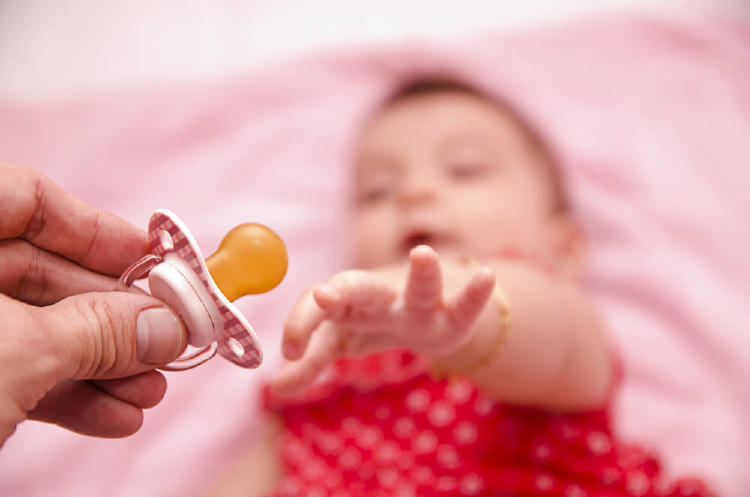 padres enseñando a su bebé a dejar el chupete