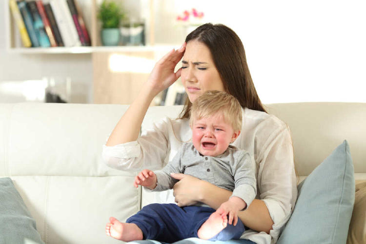 madre estresada cuidando de su bebe.jpg