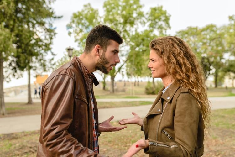 pareja discutiendo