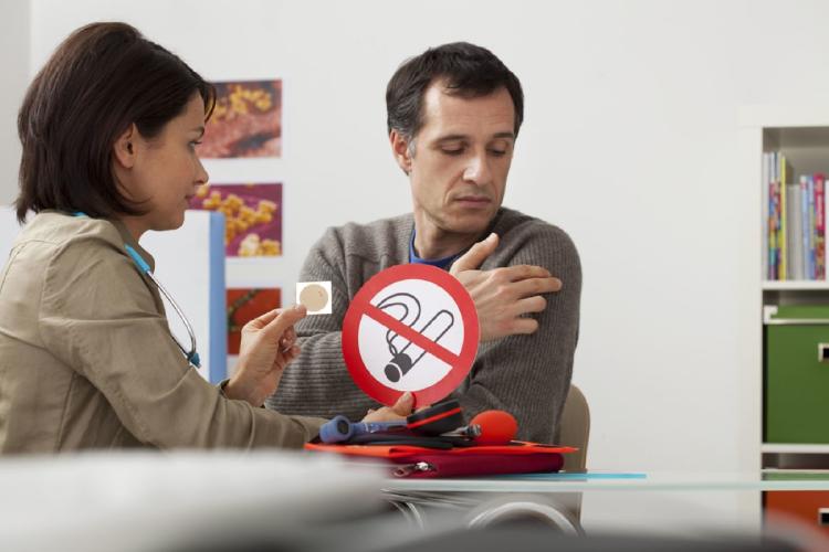 persona en consulta del médico para dejar de fumar