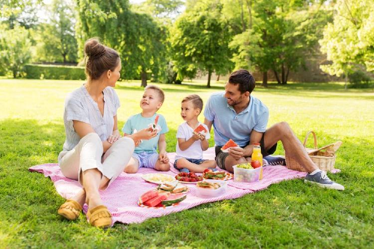 pareja en un picni comiendo frutas