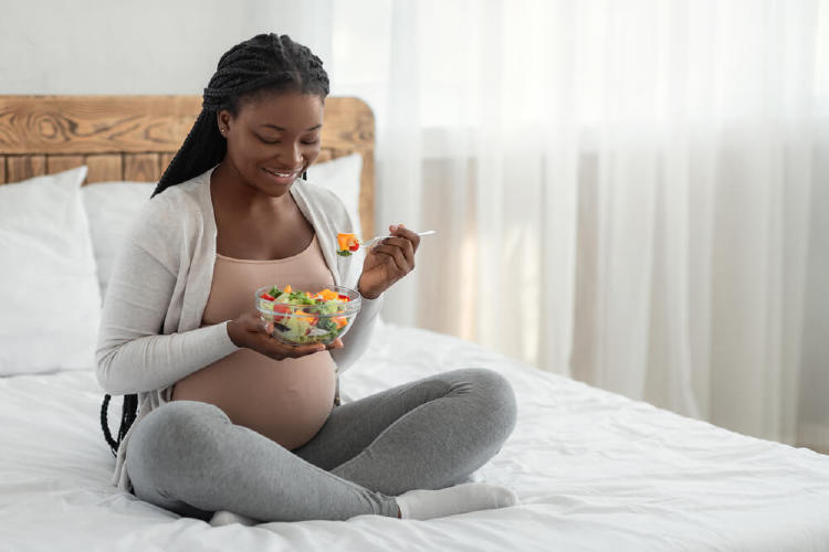 embarazada comiendo saludable