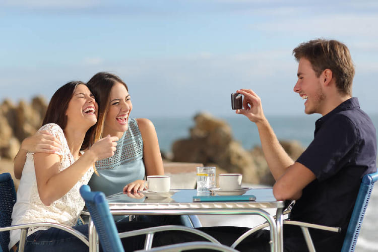 grupo de amigos en una terraza