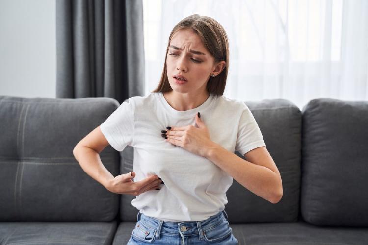 chica adolescente con dolor de pezones