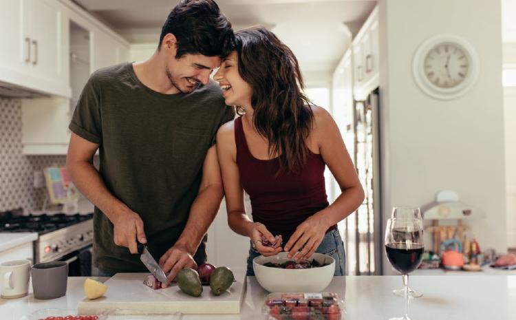 pareja cocinando